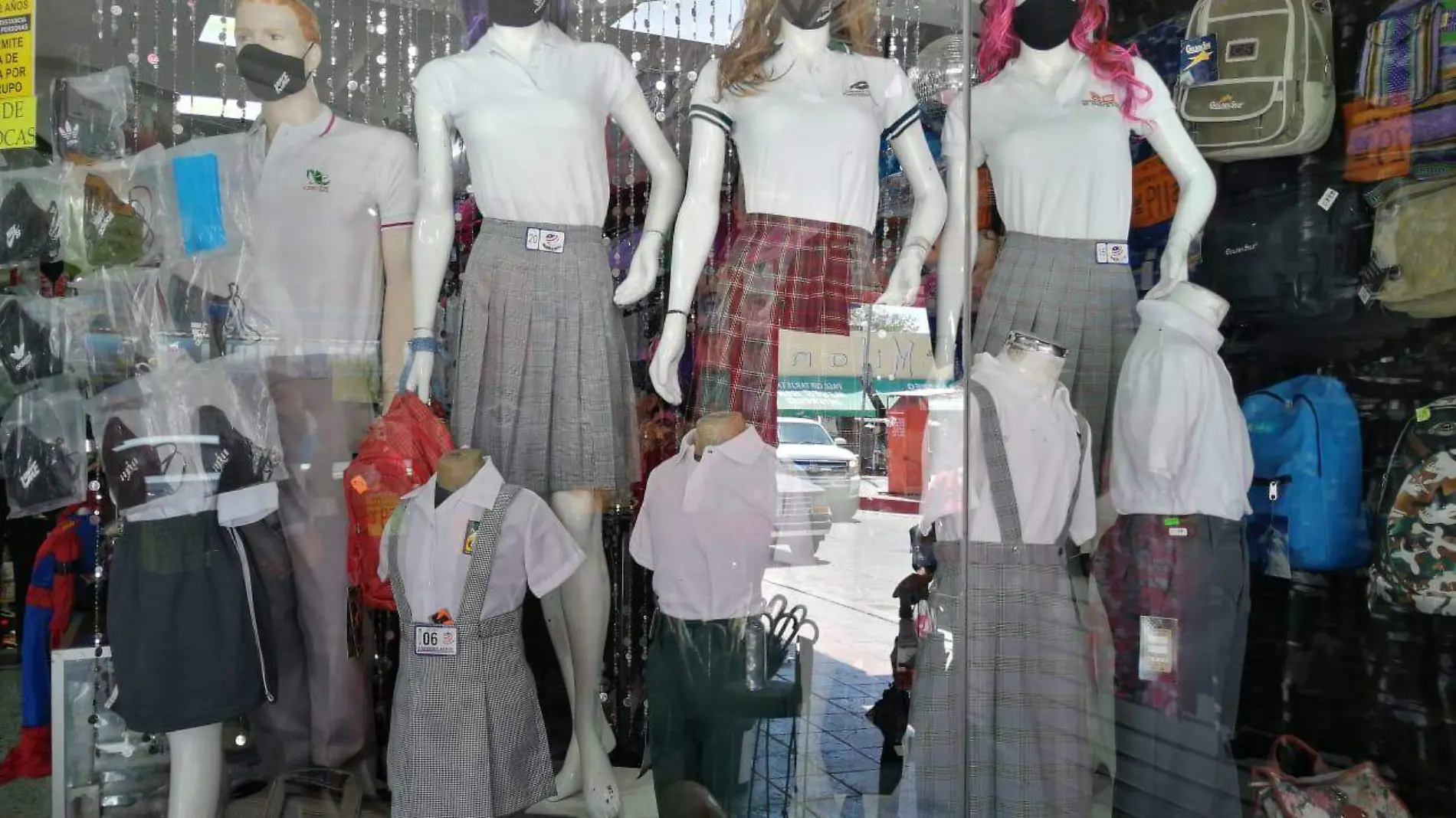 Uniformes escolares con cubrebocas 